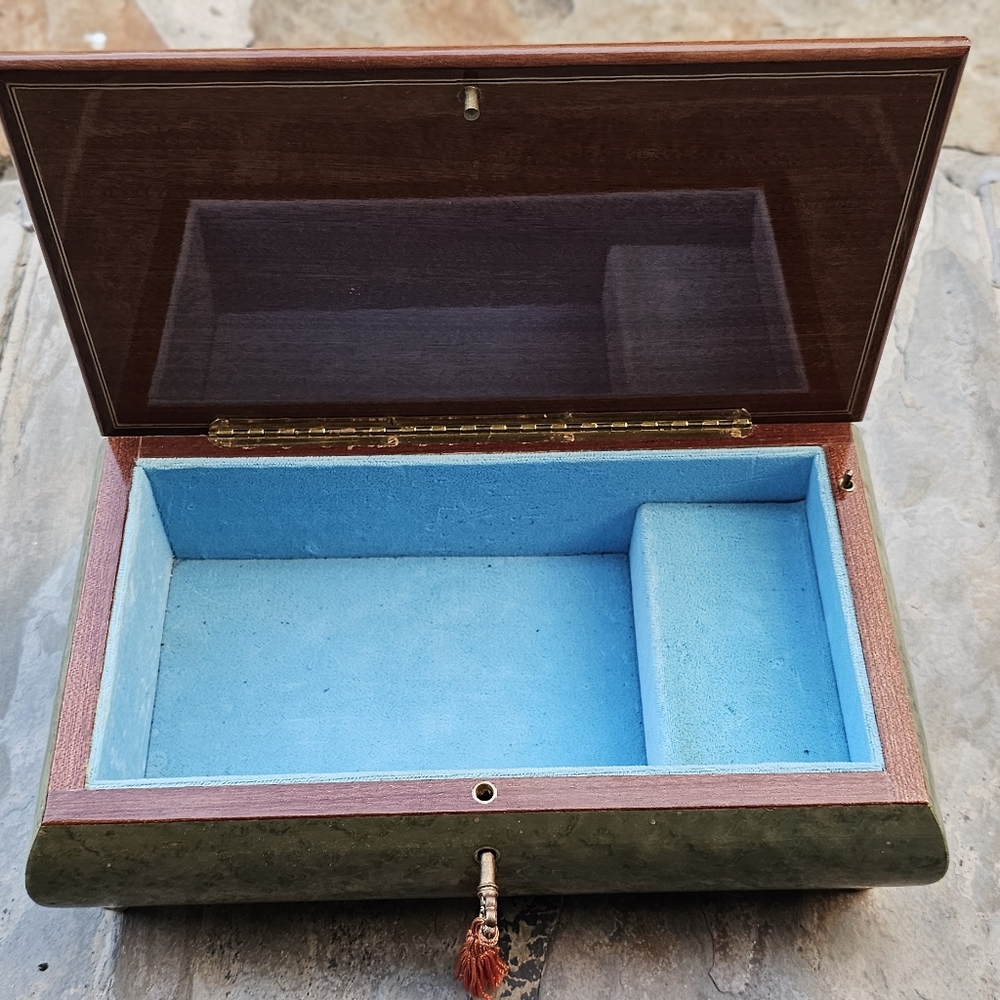 VINTAGE Music Box ISLE OF CAPRI🎶 Italian Swiss Movement Exquisite - Picture 5 of 9